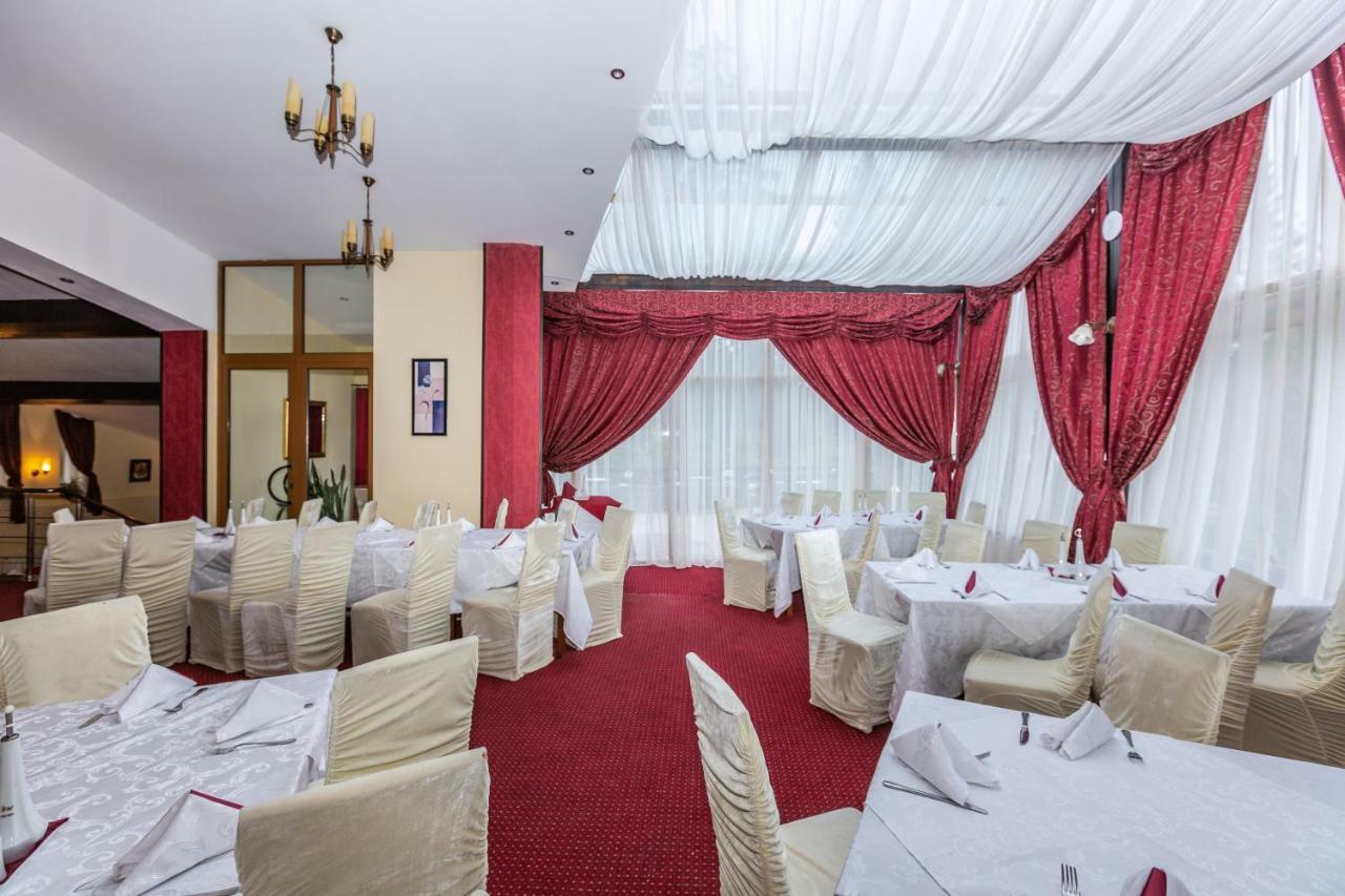 Hotel Miraj - Restaurant & Sauna & Biliard ポイアナ・ブラショフ エクステリア 写真